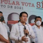 Así se salvó automovilista de ser aplastado por un árbol en Michoacán