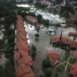 Se inunda pueblo mágico de Tequisquiapan; evacuan en lanchas a turistas