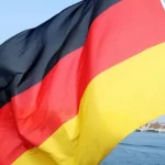 Julián Quiñones regaña a aficionado que avienta jersey del América