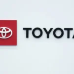 Natanael Cano le da un beso en el abdomen a Peso Pluma